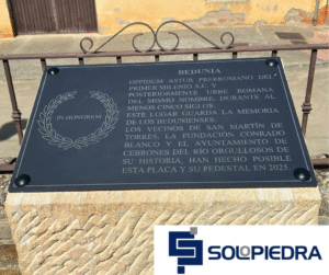 pedestales, monolitos y ornamentos de piedra